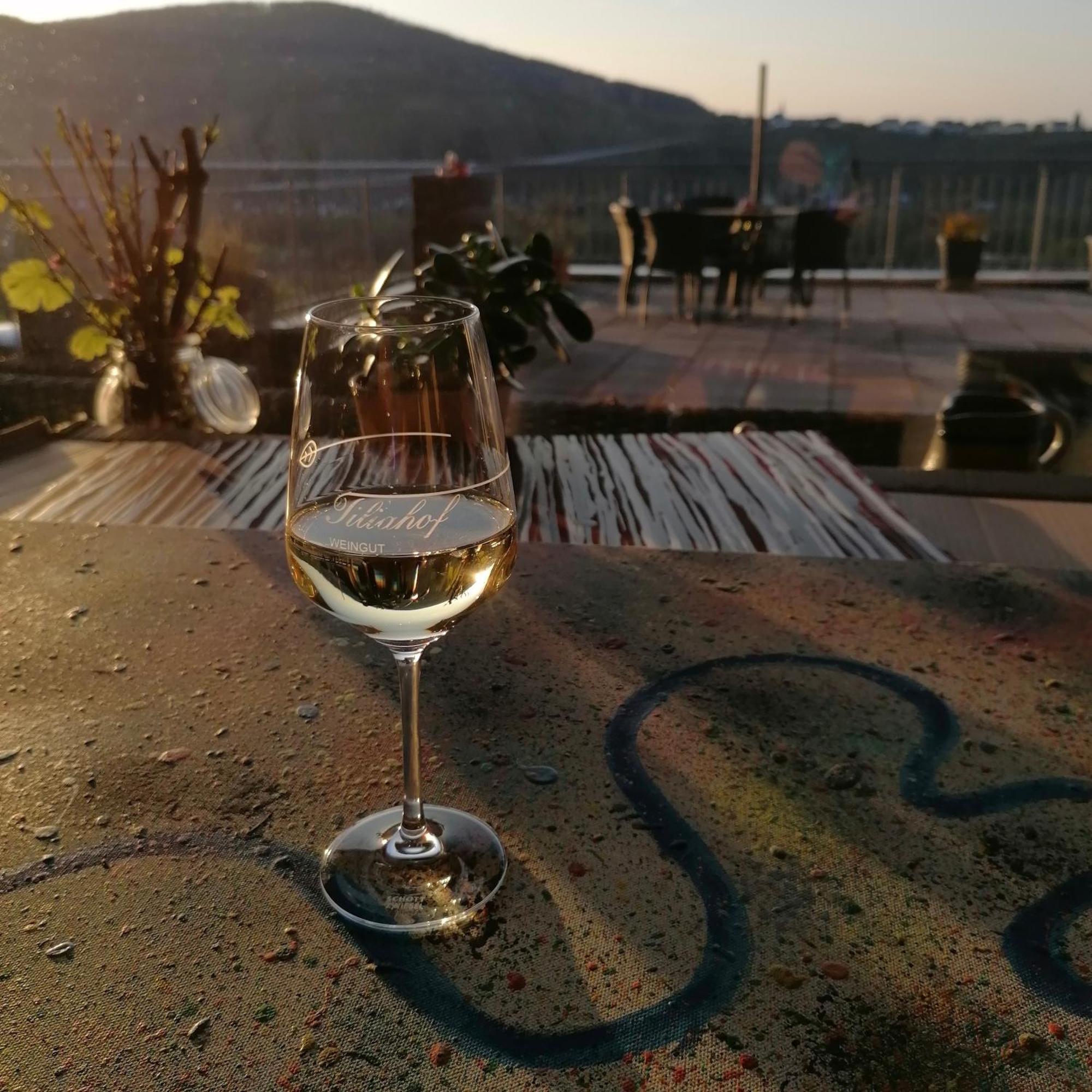 Weingut Tiliahof Acomodação com café da manhã Brauneberg Exterior foto