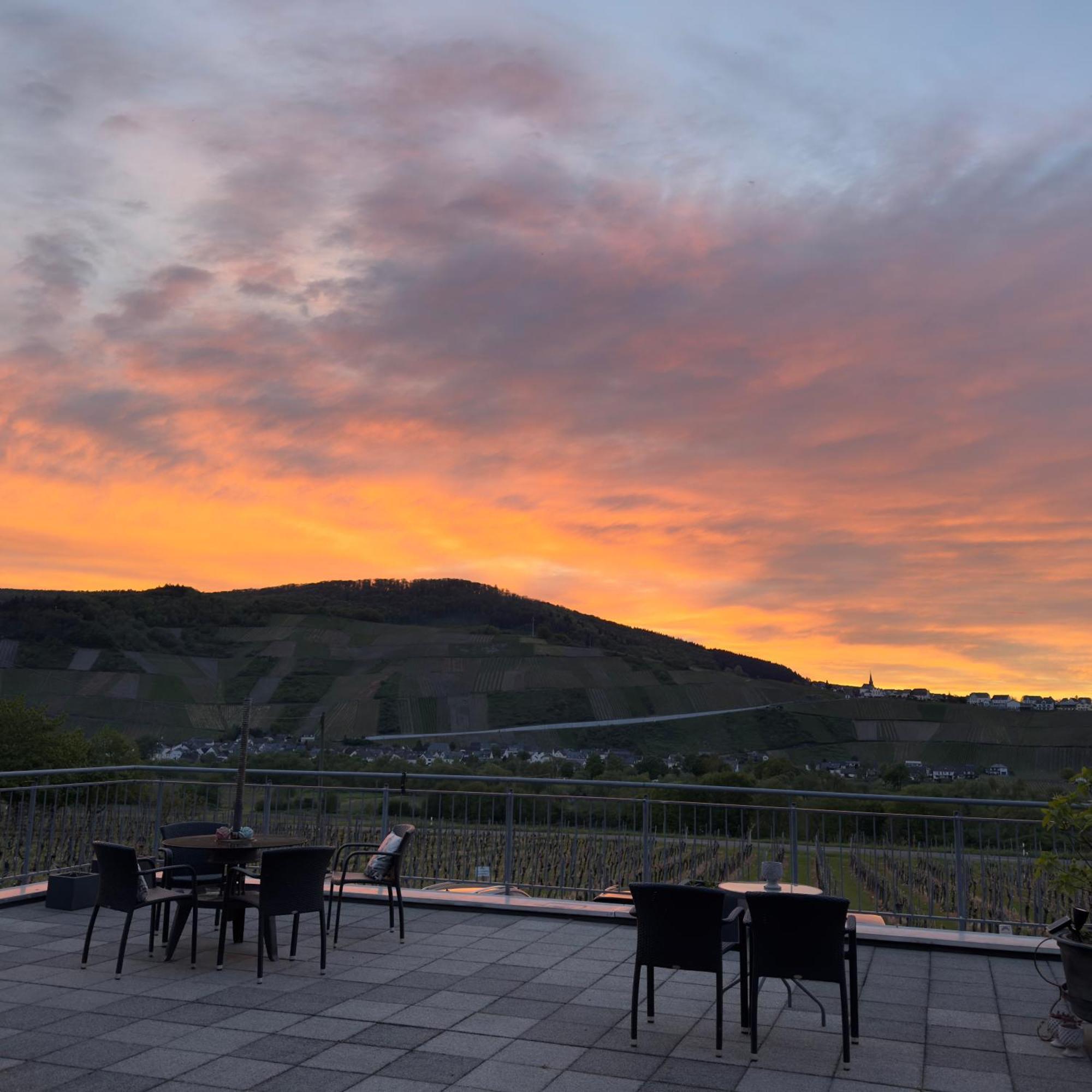 Weingut Tiliahof Acomodação com café da manhã Brauneberg Exterior foto