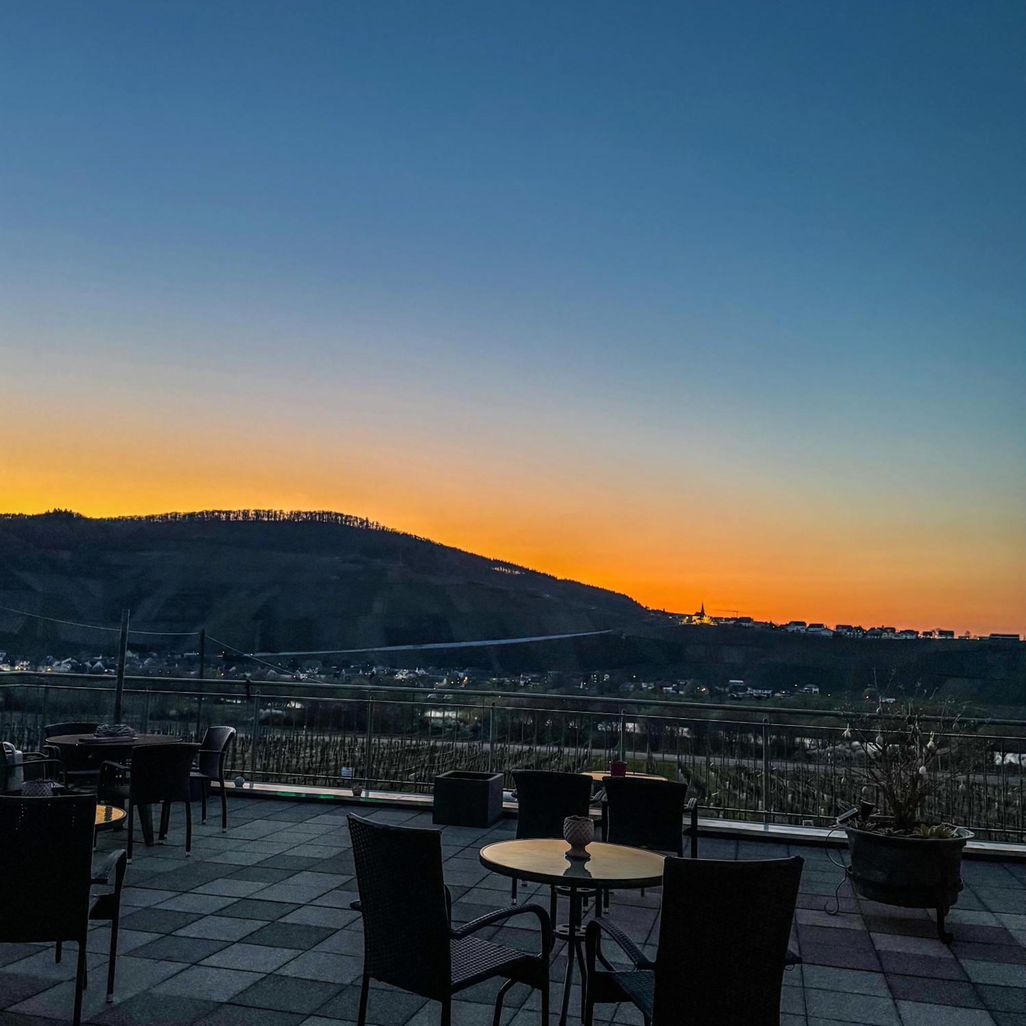 Weingut Tiliahof Acomodação com café da manhã Brauneberg Exterior foto