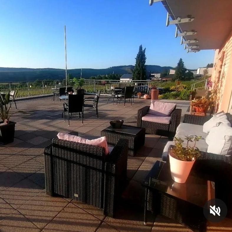 Weingut Tiliahof Acomodação com café da manhã Brauneberg Exterior foto