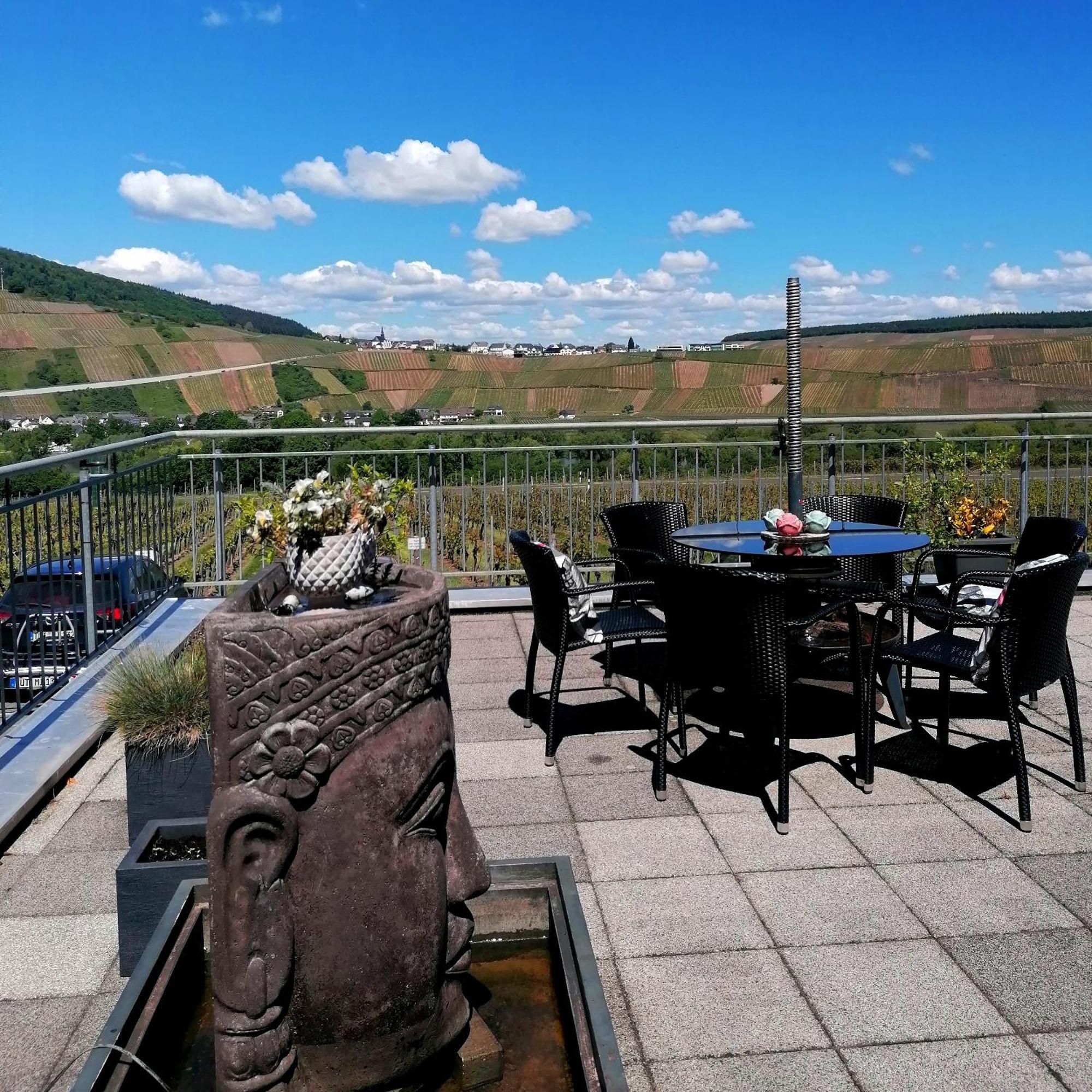 Weingut Tiliahof Acomodação com café da manhã Brauneberg Exterior foto